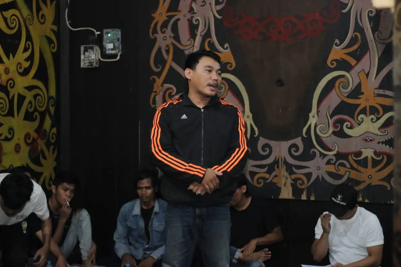 Penghilangan salam falsafah Dayak “Adil Ka’ Talino, Bacuramin Ka’ Saruga, Basengat Ka’ Jubata” di pintu masuk OIKN menjadi sorotan masyarakat adat Kalimantan.