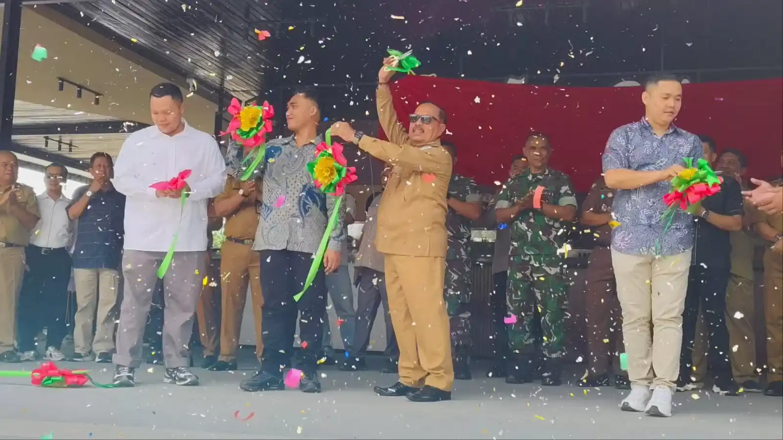 Bupati Sanggau Yohanes Ontot meresmikan coffeeshop di taman daerah Sanggau yang disebut sebagai peningkatan fungsi ruang publik bagi masyarakat.