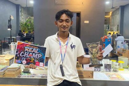 Pemuda Pontianak Taufiq juara Mobile Legend Real Champ S2 saat menerima penghargaan turnamen e-sport