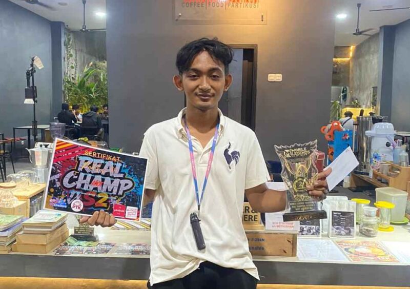 Pemuda Pontianak Taufiq juara Mobile Legend Real Champ S2 saat menerima penghargaan turnamen e-sport