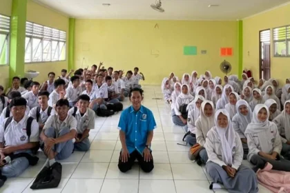 Kegiatan KNPI Pontianak Go To School di SMAN 4 Pontianak bersama Ketua KNPI Rio Rahmadanu yang membahas kepemudaan dan leadership kepada siswa.
