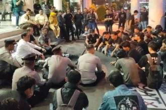 Mahasiswa teriak soal HAM Pangdam dan Kapolda absen DPRD Kalbar saat aksi BEM UNTAN di depan gedung DPRD
