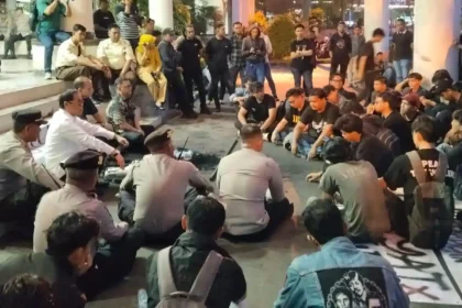 Mahasiswa teriak soal HAM Pangdam dan Kapolda absen DPRD Kalbar saat aksi BEM UNTAN di depan gedung DPRD