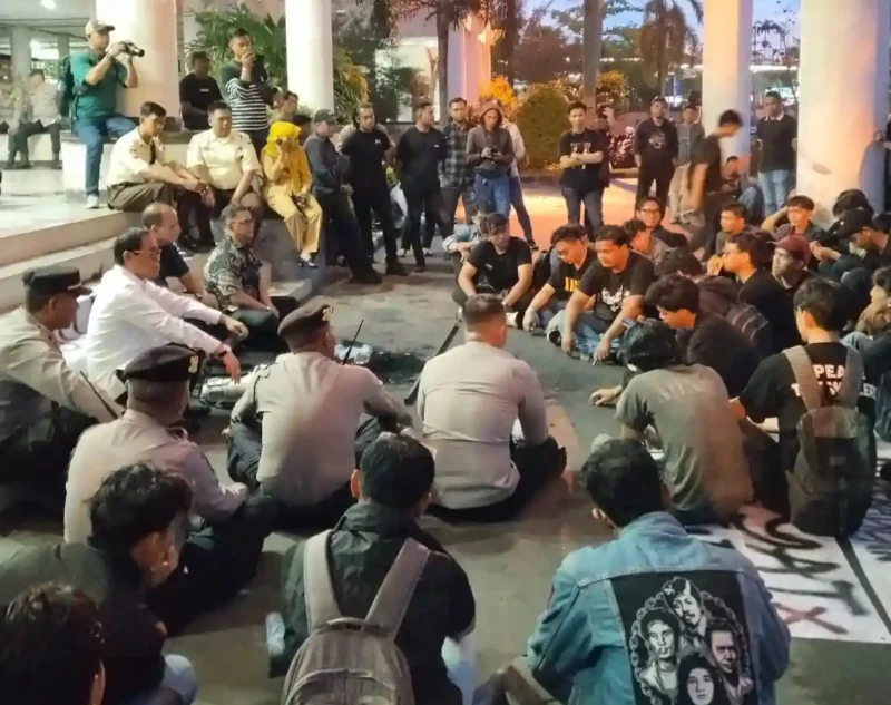 Mahasiswa teriak soal HAM Pangdam dan Kapolda absen DPRD Kalbar saat aksi BEM UNTAN di depan gedung DPRD