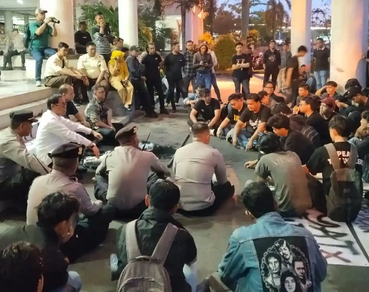 Mahasiswa teriak soal HAM Pangdam dan Kapolda absen DPRD Kalbar saat aksi BEM UNTAN di depan gedung DPRD