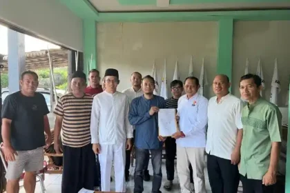 Decky Sabiandi Ketua KONI Kayong Utara saat menyerahkan berkas dukungan 21 cabor untuk Musorkablub KONI 2026–2030.