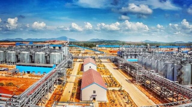 Pekerja lokal dan aktivitas industri di PT WHW AR Ketapang