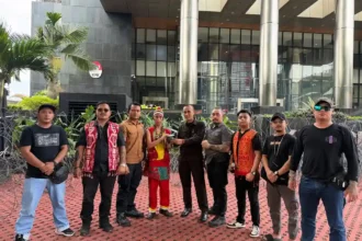 AGMDB Kalbar sambangi KPK sambil menyerahkan tempayan adat terkait dugaan korupsi jalan