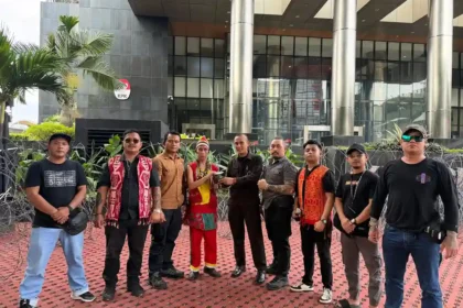 AGMDB Kalbar sambangi KPK sambil menyerahkan tempayan adat terkait dugaan korupsi jalan