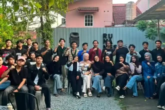 Mahasiswa IAIN Pontianak mengikuti diskusi Program Makan Bergizi Gratis yang digelar HMI Komisariat FEBI IAIN Pontianak di Pontianak.