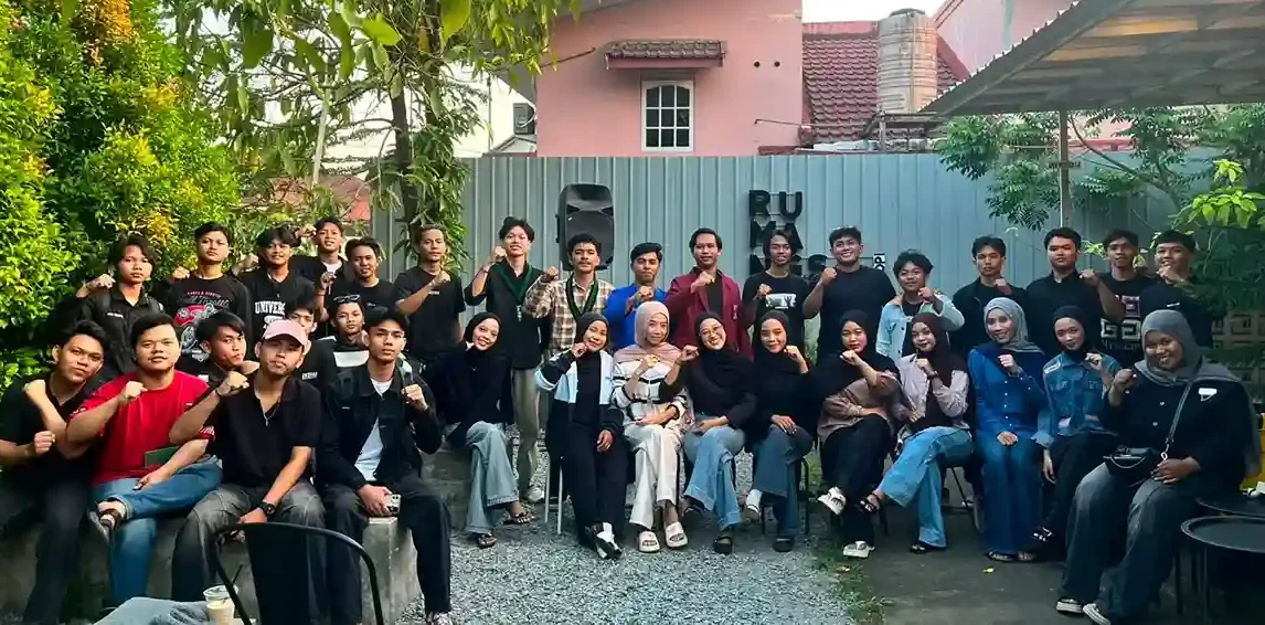 Mahasiswa IAIN Pontianak mengikuti diskusi Program Makan Bergizi Gratis yang digelar HMI Komisariat FEBI IAIN Pontianak di Pontianak.