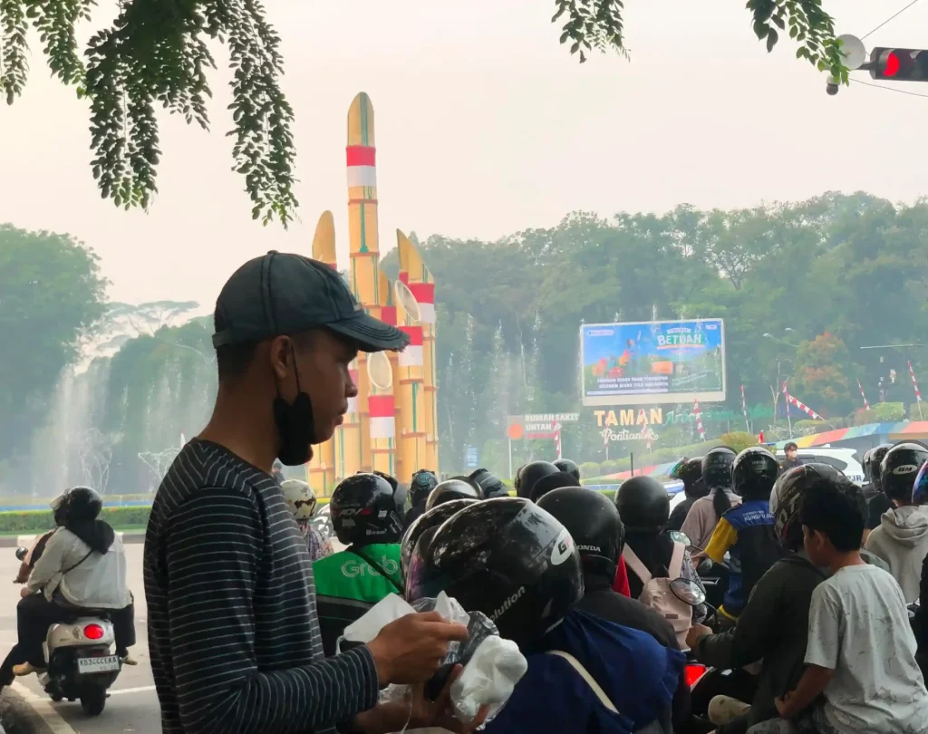 BEM Seka Kalbar dan HMI Komdak IAIN Pontianak membagikan 10.000 masker dalam aksi Kalbar Merdeka dari Asap