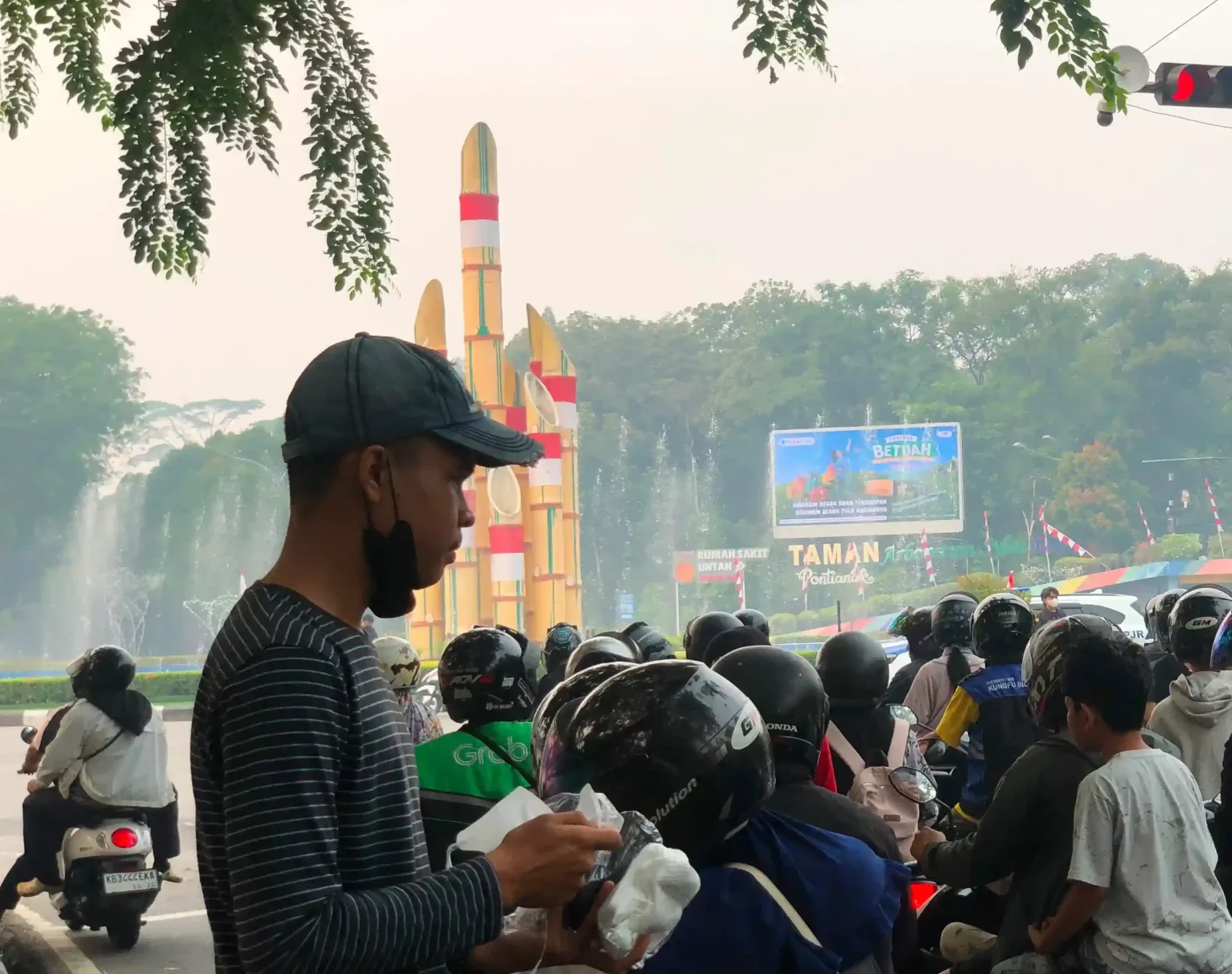 BEM Seka Kalbar dan HMI Komdak IAIN Pontianak membagikan 10.000 masker dalam aksi Kalbar Merdeka dari Asap
