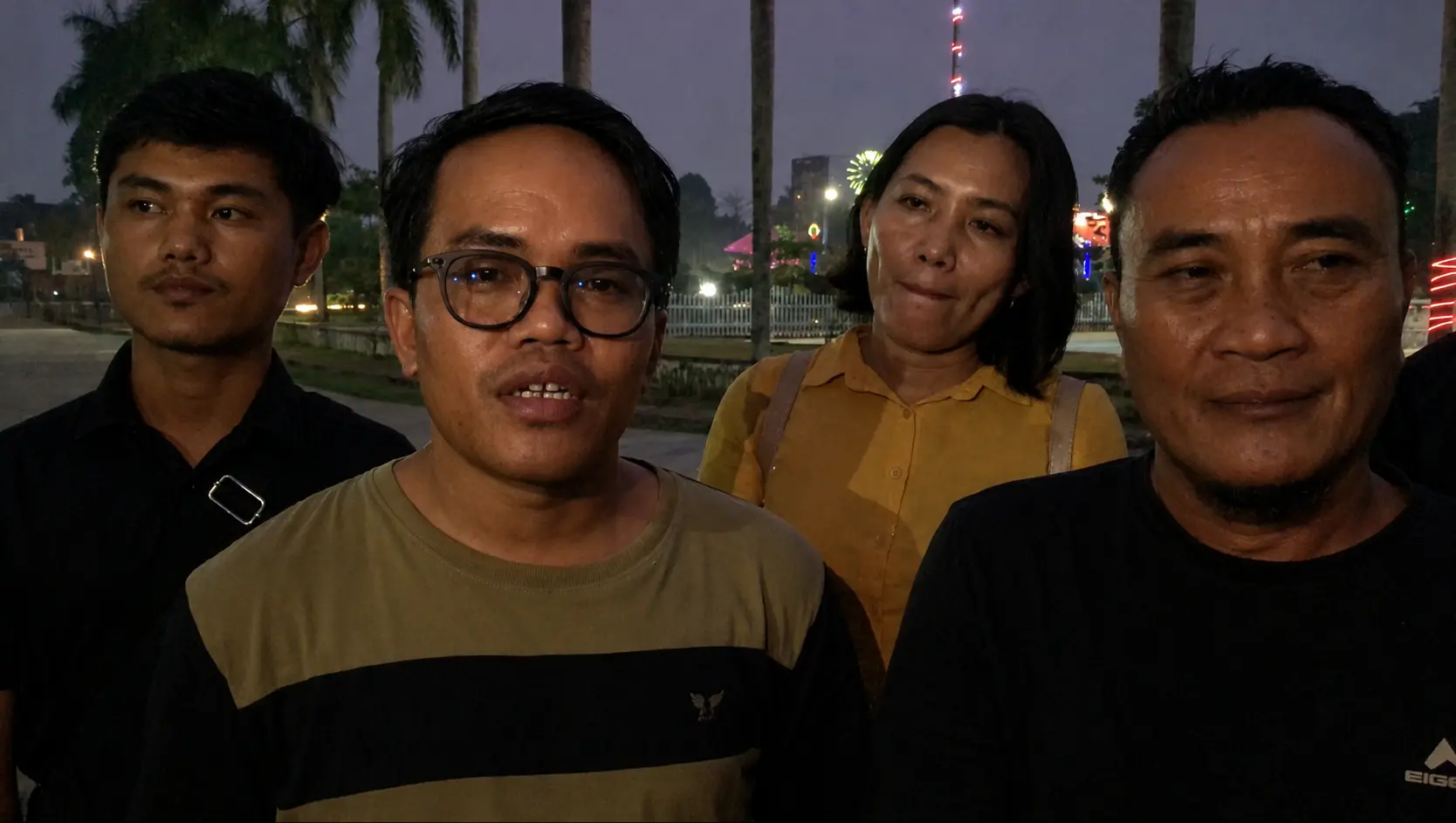 Pemuda dan masyarakat adat Kalimantan Barat membagikan 5.000 masker kepada warga di Tugu Digulis Pontianak saat kabut asap