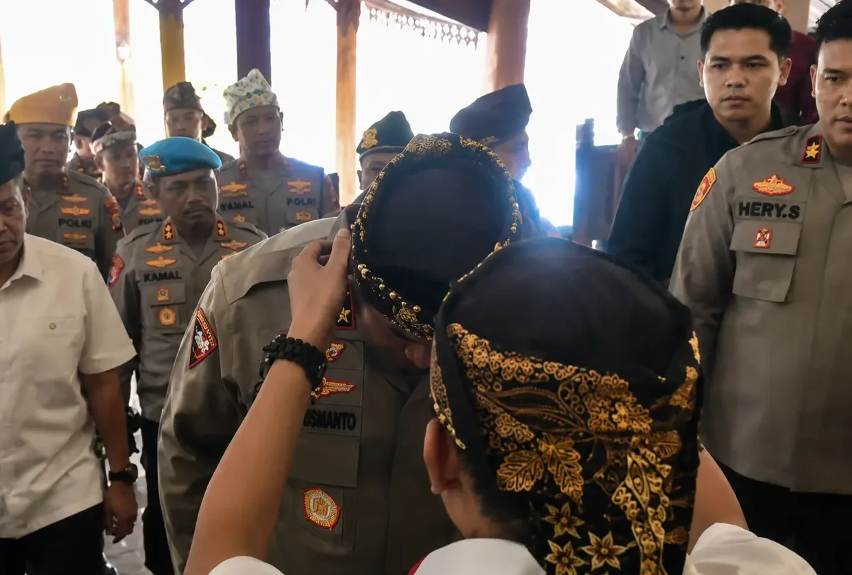 Kapolda Kalbar Alberd Teddy Benhard Sianipar bersama Perkumpulan Merah Putih dalam silaturahmi di Rumah Adat Melayu Pontianak