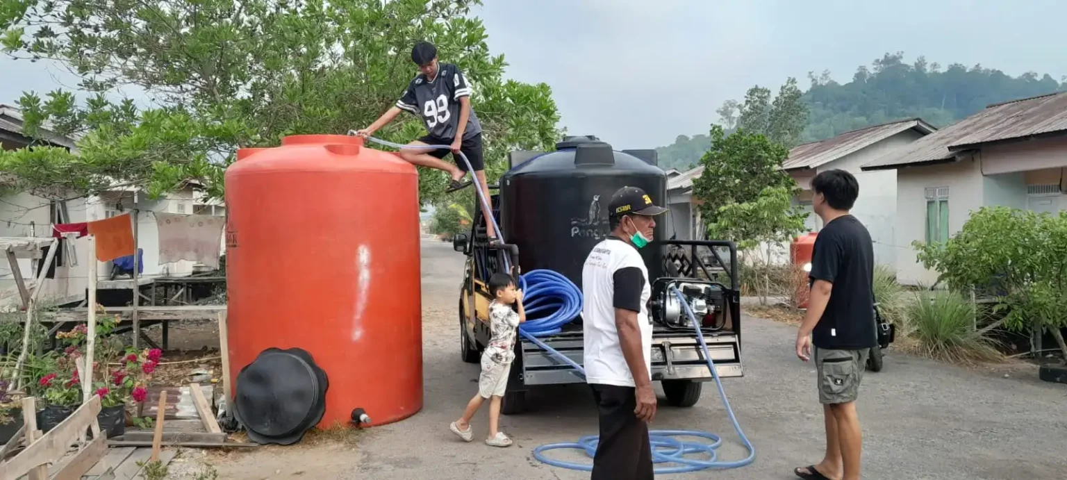 Karang Taruna Kayong Utara Bagikan 22.000 Liter Air Bersih
