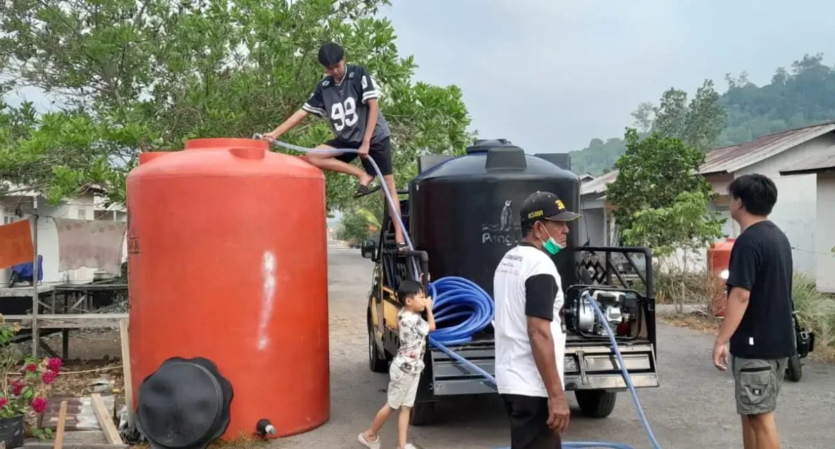 Karang Taruna Kayong Utara Bagikan 22.000 Liter Air Bersih