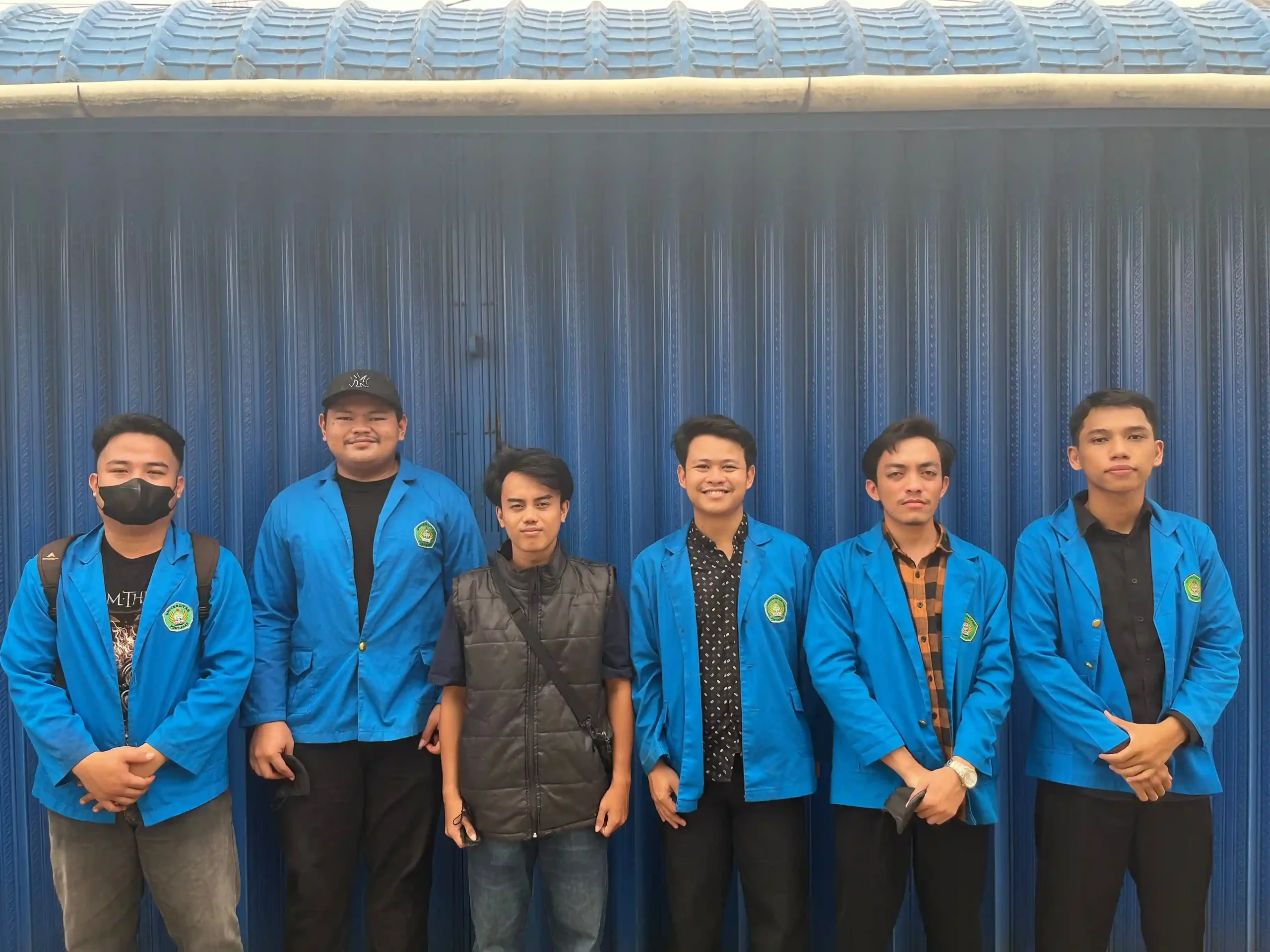 Kabut asap Pontianak Yahong Production dan BEM UPGRI bagikan masker untuk warga